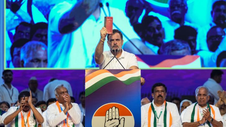 https://salarnews.in/public/uploads/images/newsimages/maannewsimage08082025_154301_Rahul Gandhi in Bengaluru.jpg